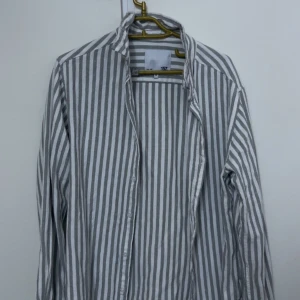 Randig skjorta  - Använd en gång, skick 9/10, passar perfekt t sommaren. Pris går att diskuteras  