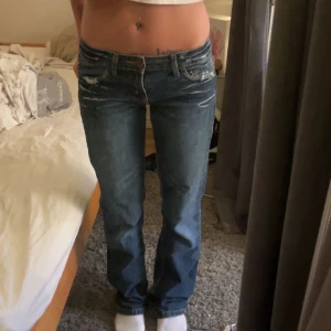 Low/ mid waist jeans från Tokyo Rose  - Säljer ett par mörkblå jeans från Tokyo Rose. Straight leg. Midjemått 36 och innerben 80💓storlek 34/32 men passar mig som har 34/36 