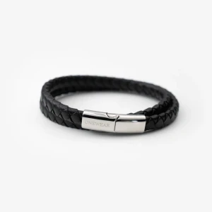 Svart flätat armband från Onewear - Stilrent svart armband från Onewear med dubbla flätade band i skinn och ett snyggt magnetlås i silverfärgad metall. Perfekt accessoar för dig som gillar minimalistisk och modern stil. Levereras i originalask.