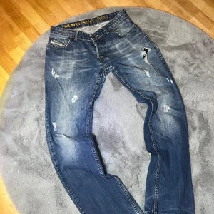 Diesel jeans med slitningar  - | Säljer nu ett par tvärfeta jeans men sjuk snygg fade och ett par sköna slitningar | Märke: Diesel | Storlek: 33 | de har passformen som straight leg typ | Skriv till mig för fler frågor! |