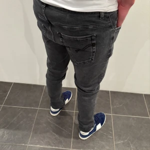 Dondup Jeans George  - Dondup Jeans George! Trendigaste jeansen på marknaden.  Skick= 9,5/10  Ny pris= 4000 kr Säljs för= 900 kr