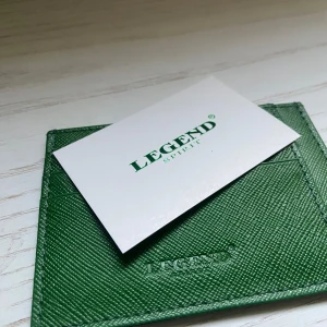 Grön kortplånbok från Legend Spirit - Slimmad grön kortplånbok från Legend Spirit i präglat skinn. Plånboken har flera kortfack på båda sidor och stilren design med diskret logga framtill. Perfekt för dig som vill ha koll på korten utan att ta plats i fickan.