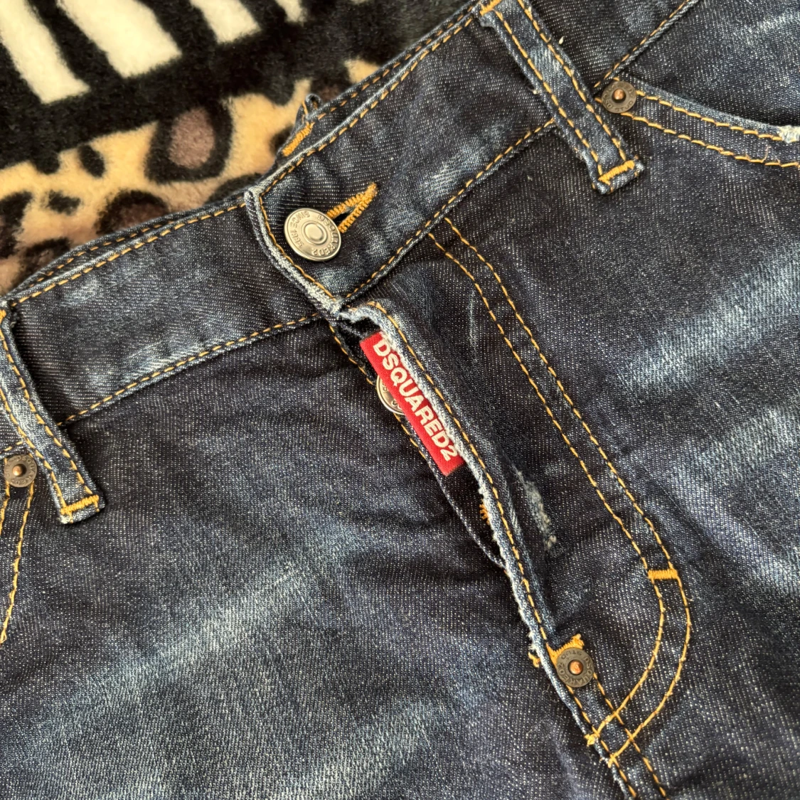 Mörkblå Dsquared2 jeans med slitningar - 2