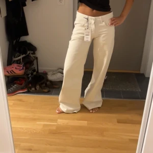 Zara Lowwaist jeans - Snygga vita jeans med hög midja och breda ben. Byxorna har klassisk femficksdesign, bälteshällor och stängs med knapp och dragkedja. Perfekta för en clean och trendig look. Helt ny med prislapp som inte har kommit till användning, slutsålt på hemsidan!💞💞💞