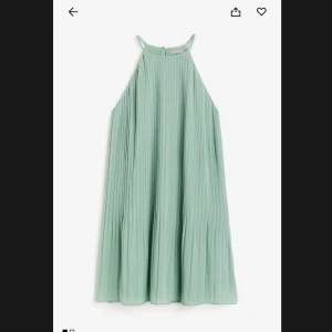 Mintgrön plisserad kortklänning - Superfin mintgrön halterneck kortklänning från H&M. Klänningen är luftig. Använd en gång!