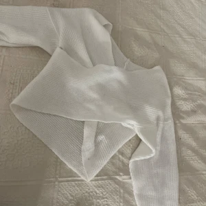 Vit stickad tröja   - Omlott-design 