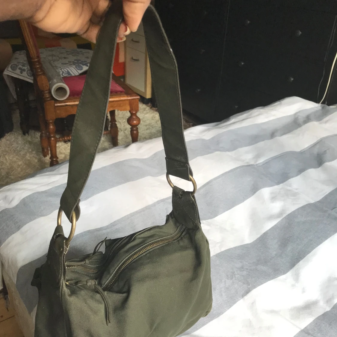 Olivgrön axelväska med dragkedjor - 1