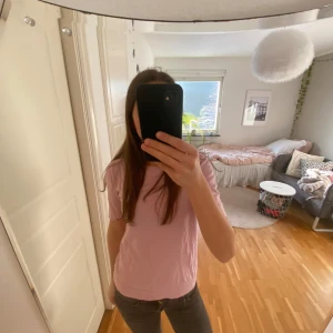 Stickad T-shirt  - Hej jag säljer en jättegullig rosa stickad tröja från Kappahl. Den är i jättebra skick förutom det lilla ihopsyddahållet som man inte märker av😋