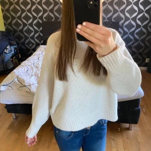 Vit stickad tröja - En superfin stickad tröja från BikBok i strl S som inte kommer till använding! Pris kan absolut diskuteras så tveka inte att fråga! 