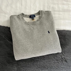 Ralph Lauren Tröja - Säljer denna fina Ralph Lauren som passar storlek S. Tröjan är i mycket fint skick!