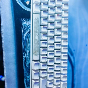 Bra och fin bra kvalitet  - Säljer ett stilrent vitt mekaniskt tangentbord från Corsair. Tangentbordet har en kompakt design med tydliga, upphöjda tangenter och en texturerad mellanslagstangent. Perfekt för gaming eller kontorsarbete.