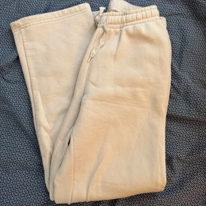 Beige mjukisbyxor - Säljer ett par bekväma beige mjukisbyxor med elastisk midja och snörning. Perfekta för en avslappnad stil. Använda en gång. 