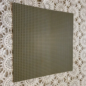 Grå LEGO byggplatta - Säljer en stor grå LEGO byggplatta perfekt för att bygga dina egna LEGO-kreationer. Plattan har en klassisk design med små knoppar för att fästa LEGO-bitar. Perfekt för både stora och små byggprojekt! 48 x 48 punkter. Använd i bra skick. Lite smutsig och lätt böjd.