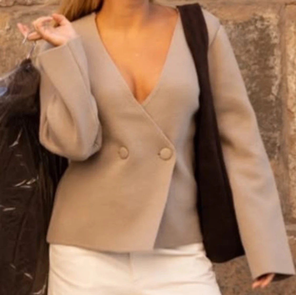 Beige omlottkofta med knappar - 1