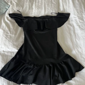 Svart klänning från Urban Outfitters - Snygg svart klänning från Urban Outfitters, storlek S, perfekt sommar eller fest klänning, den kan va off shoulder elller on shoulder