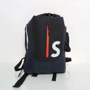 Ryggsäck från Björn Borg (SATS-väska) - Snygg svart ryggsäck med en iögonfallande orange dragkedja och vit detalj på framsidan. Ryggsäcken har justerbara axelremmar och flera praktiska fack för förvaring. Perfekt för både vardag och äventyr.