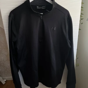 Armour Fleece Sweatshirt halfzip - Tunn fleece från Under Armour i fint skick. Storlek L herr. Från rök- och djurfritt hem ✨