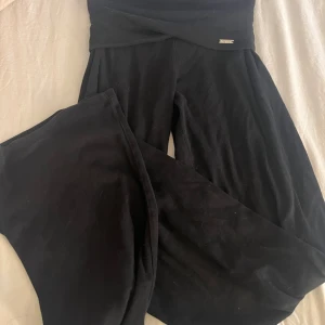 Yoga pants  - Jätte fina ribbade utsvängda byxor ifrån ”aim’n”. De är gjorda för att vika ner upptill.  Knappast använda, de är som nya. Pris går att diskutera.  Skriv gärna vid frågor eller fler bilder🤍