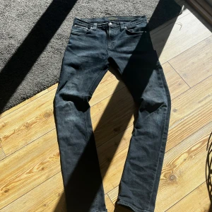 Nudie jeans mörkblå  - Tube Tom Nudie jeans 33/34. Rekommenderas till dig som är mellan 184-190cm, smal och dig som gillar slimfit jeans. Dem är marinblå men kan uppfattas som svarta.