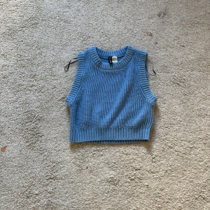 Blå stickad tröja - Säljer en snygg blå stickad tröja med ribbade kanter. 