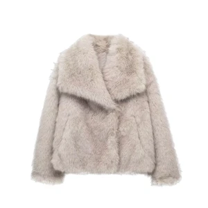 Beige pälsjacka - Jätte fin fuskpäls jacka, använd fåtal gånger!!