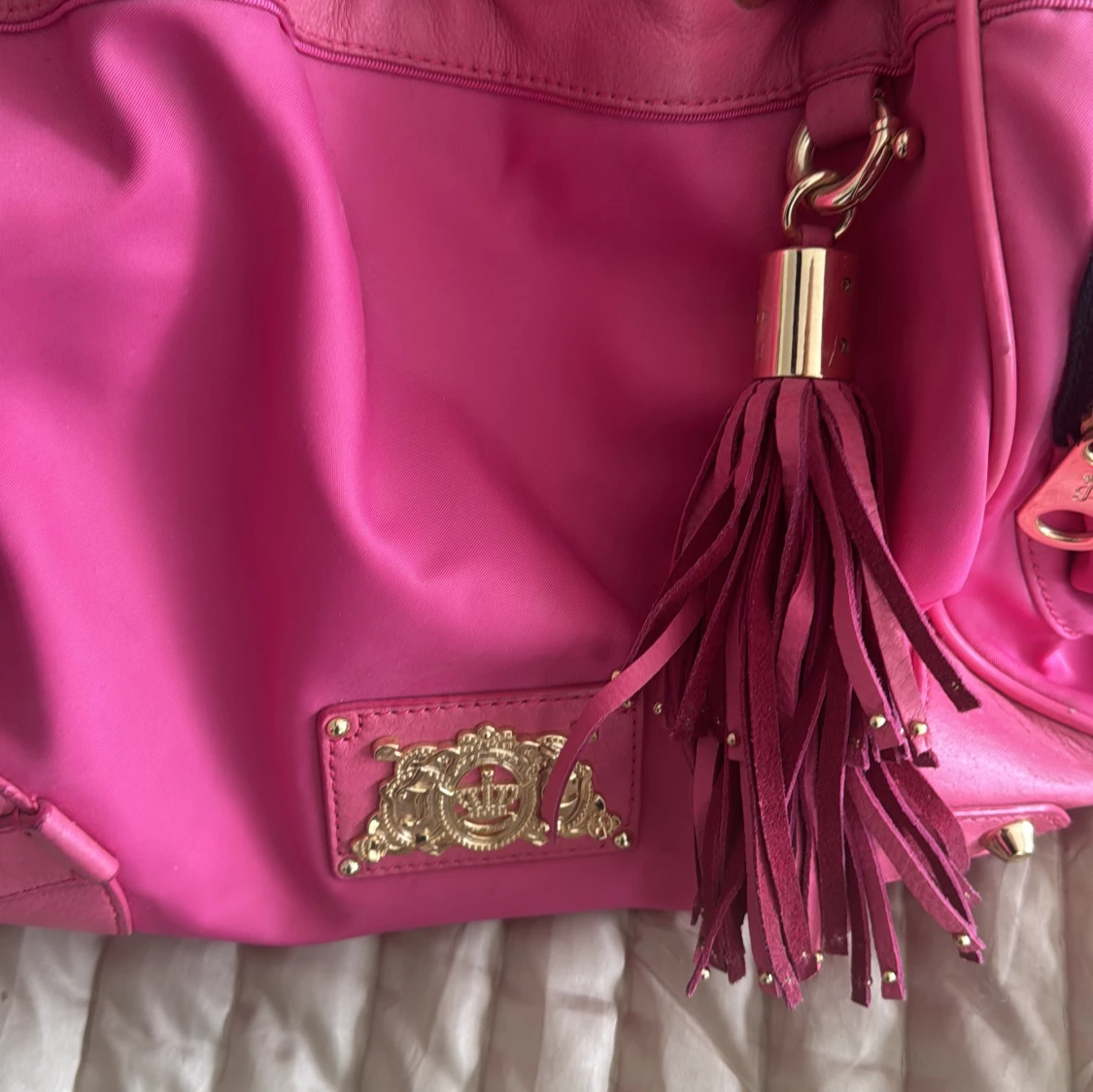 Rosa axelväska med nitar och tofs - 1