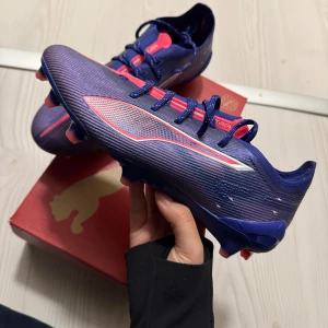 Fotbollsskor puma - Snygga fotbollsskor från Puma. Skorna är helt oanvända och endast testade, för stora för mig tyvärr, säljer dem för halva priset för vill gärna bli av med dem så jag kan köpa nya :)