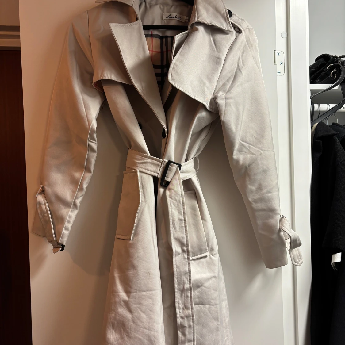 Beige trenchcoat med bälte 