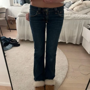 Lågmidjade bootcut jeans - Sjukt snygga lågmidjade mörkblåa bootcut jeans från nudie!! Älskar!! Midjemått: ca 36cm, innerbenslängd: ca 70cm!! Köp bundle🥹🌸😇🌸🌸🥹😇