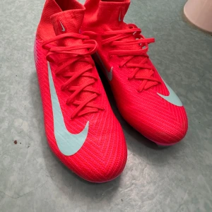 fotbollsskor från Nike - Säljer ett par riktigt snygga ny lanserade skor från Nike!! Säljer endast dom för att dom tyvärr är för stora för mig, endast testa en gång men inget man lägger märke till. KÖPTA FÖR STRAX UNDER 2000kr