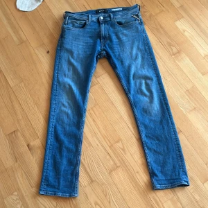 Blå jeansbyxor från G-Star RAW - Snygga blå jeansbyxor från replay med en klassisk femficksdesign. Byxorna har en normal passform och är tillverkade i slitstarkt denim. Perfekta för en avslappnad stil.