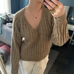 Stickad tröja  - Beige/brun stickat tröja från Gina, kommer inte till användning och knappt antvänt, strl S🩷 
