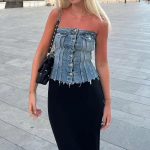 jeanstopp från zara  - jättefin jeanstopp från zara, inga synliga defekter!🩷