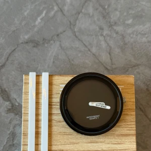 Svart klocka från Issey Miyake - Säljer en stilren svart klocka från Issey Miyake med en minimalistisk design. Klockan har en svart urtavla med vita visare och är vattenresistent. Den är tillverkad i rostfritt stål och har en kvartsrörelse. Perfekt för den som gillar enkel och modern stil. Nytt batteri behövs