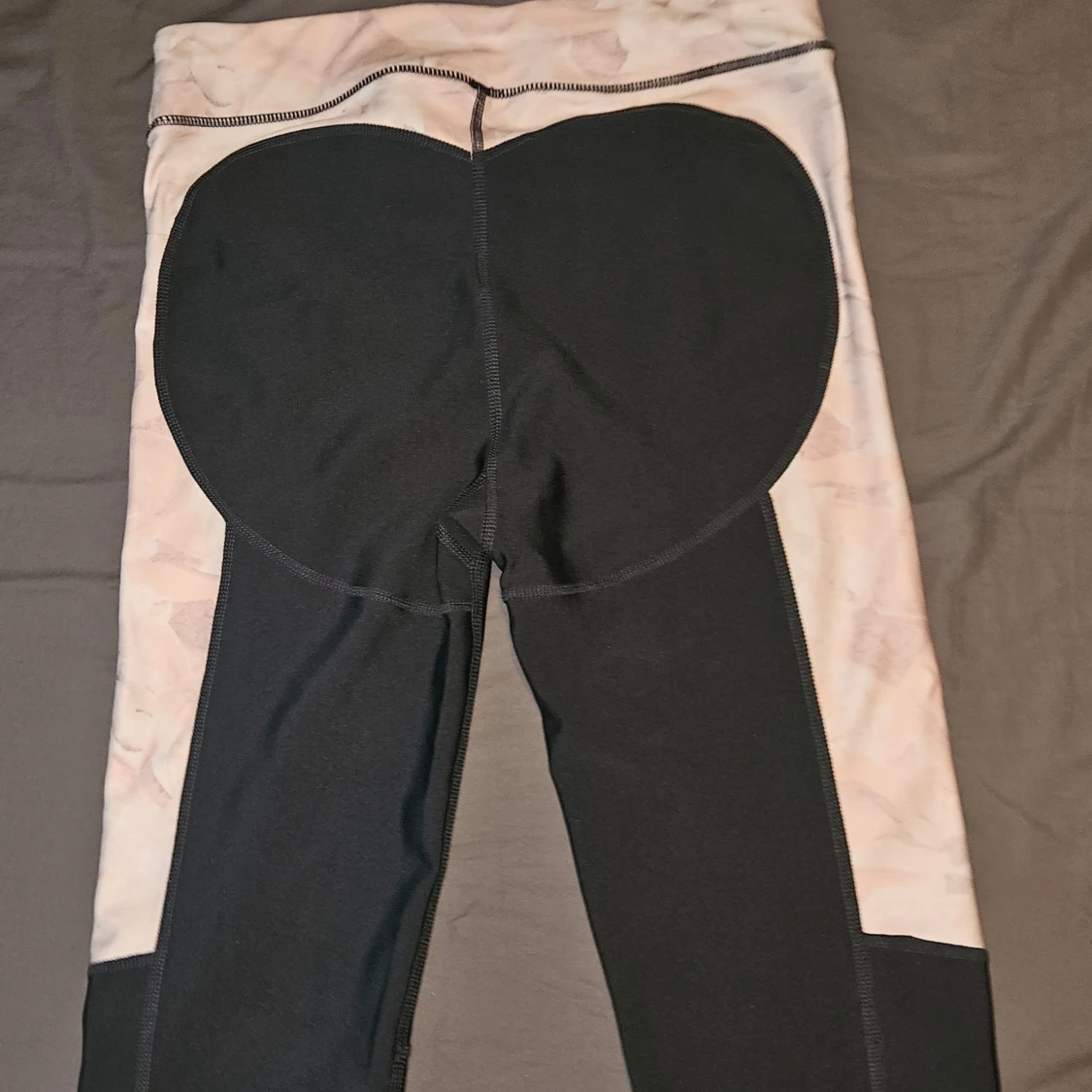 Gråa leggings från Blacc med mönstrade detaljer - 1