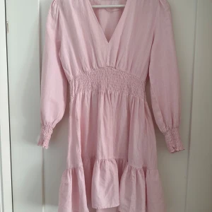 söt ljusrosa klänning  - säljer denna ljus rosa klänning, perfekt till sommaren. Använd ett fåtal gånger så i bra skick!