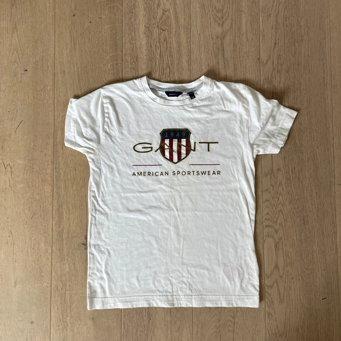 Vit t-shirt från GANT