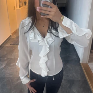 Vit blus - Säljer denna snygga blusen från zara som inte går att köpa längre i butik! Använd ett fåtal gånger men den har inte kommit till användning på länge därför jag säljer💕💕💕
