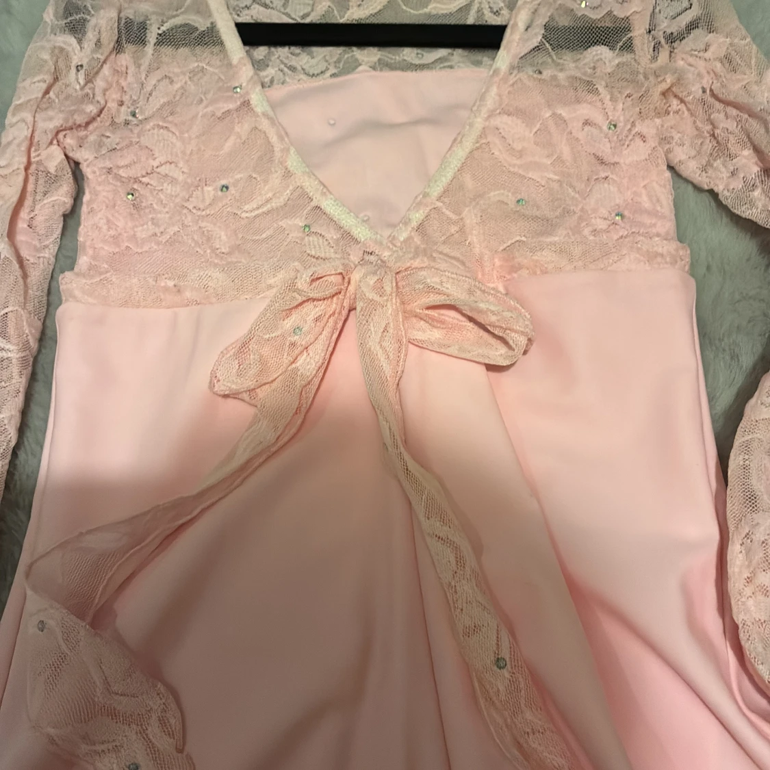 Rosa konståkningsklänning med spetsdetaljer - 3