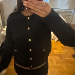 Svart kofta med guldknappar - Säljer denna kofta från Lindex. Har använt den enstaka gånger. Hör av er om ni har frågor. 