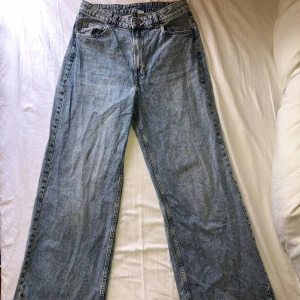 Wide leg jeans - Säljer ett par blå jeans med wide fit. 
