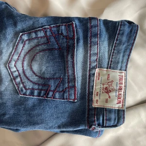 True religion jeans - Säljer nu mina true religion jeans🥰 dom är köpta på Nelly och är nästan helt oanvända. Skriv om ni har funderingar😌 nypris är 1400kr