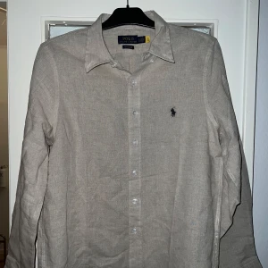 Beige skjorta från Polo Ralph Lauren - För liten för mig då jag bär XL annars 