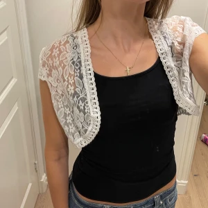 Söt spetsbolero - Så fin spetsbolero i nyskick🤗🌸💕