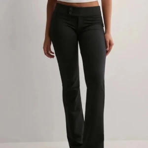 Svarta byxor - Svarta lågmidjade byxor. Skitsnygga men har inte använt då de va lite för små för mig. Skriv om frågor🩷