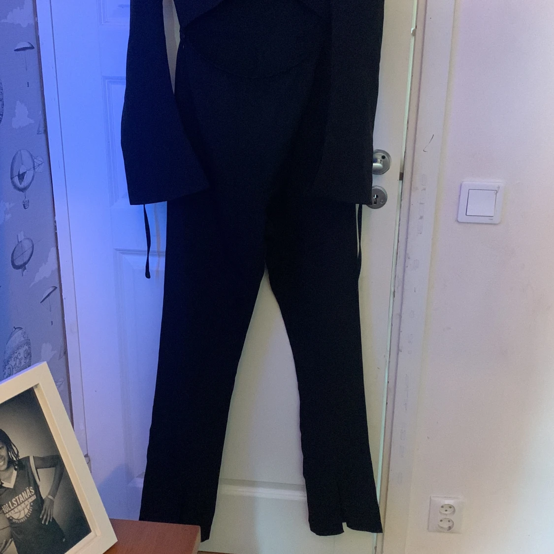 Svart jumpsuit från PrettyLittleThing - 1