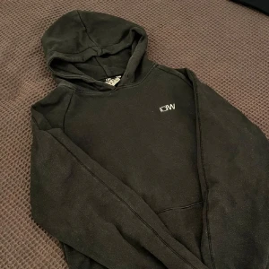 Hoodie från ICIW  - Svart hoodie från ICIW. Använt men bra skick. 