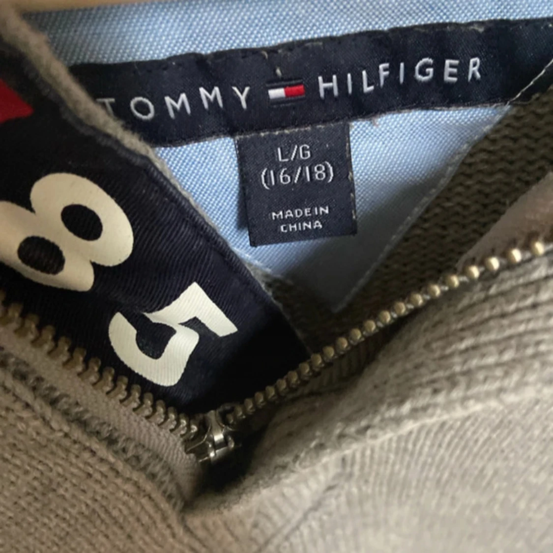 Grå tröja med dragkedja från Tommy Hilfiger - 2