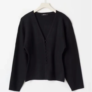 Gina koftan💓💓 - Super snygga figursydda gina koftan som är helt slutsåld!😍 Använd max 3 gånger så den är som ny. Den är i storlek XS men passar även lika bra en S. Kan användas i alla lägen till vardags men även vid finare tillfällen, ett perfekt plagg att ha i garderoben till våren! Skriv om du har några funderingar eller frågor😇 Nypris 399kr säljer för 250kr men priset kan alltid diskuteras.