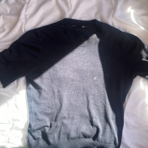 Mörkblå t shirt med lite längre ärmar, bra skick 💞💞 - Mörkblå t shirt, Stockholmsstil
